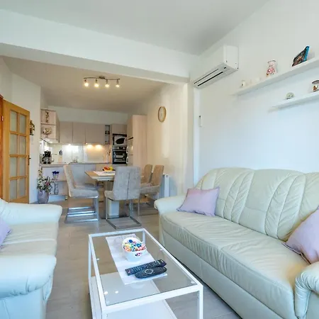 Ana * Novi Vinodolski