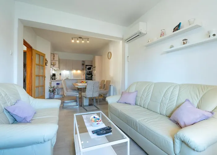 Ana * Novi Vinodolski